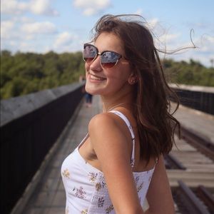 Meet your Posher, Issy